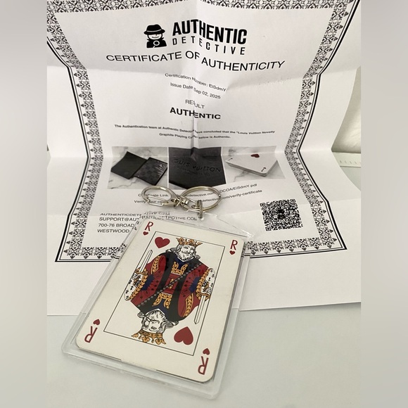 Louis Vuitton Accessories - Louis Vuitton Damier King Red Hearts COA RARE Soho Casino Paris 2008 Card Charm